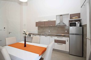 Réfrigérateur, micro-ondes, plaque de cuisson, lave-vaisselle