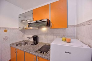 Fridge, stovetop, coffee/tea maker