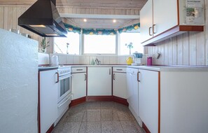 Refrigerador, parrilla de estufa, lavavajillas y cafetera y tetera 