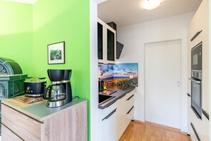 Jääkaappi, mikroaaltouuni, uuni, astianpesukone