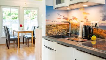 Een koelkast, een magnetron, een oven, een vaatwasser