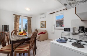 Kühlschrank, Herdplatte, Wasserkocher mit Kaffee-/Teezubehör