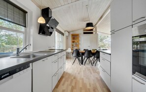 Fridge, microwave, stovetop, dishwasher - Amazing home in Blåvand with sauna (Blåvand)