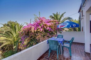 Outdoor dining - Holiday apartment with terrace (Veli Lošinj)