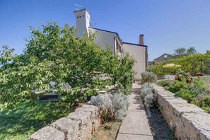 Property grounds - Holiday apartment with terrace (Veli Lošinj)