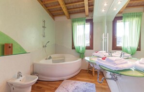 Combined shower/bathtub - Lovely home in Teolo (PD) with private swimming pool, can be inside or outside (Teolo (PD))