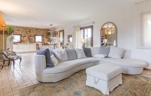 Tv, eldstad och dvd-spelare