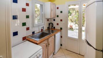 Réfrigérateur, plaque de cuisson, lave-vaisselle, cafetiÚre/bouilloire