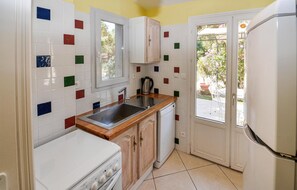 Kühlschrank, Mikrowelle, Herdplatte, Geschirrspüler