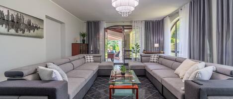 Fernseher, Tischtennisplatte