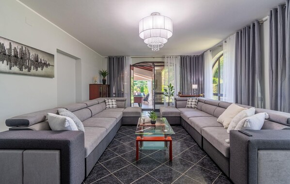 Télévision, table de tennis de table