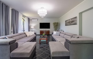 TV, ping pong - Gorgeous home in Cerovlje (Cerovlje)