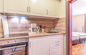 ثلاجة، موقد طهي مسطح، ماكينة لصنع القهوة/الشاي