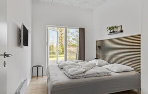 4 bedrooms, travel crib, free WiFi