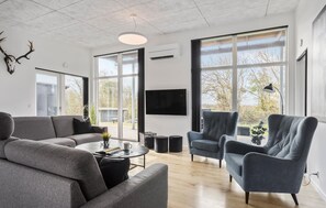 TV, fireplace, foosball, table tennis