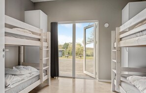 4 bedrooms, travel crib, free WiFi