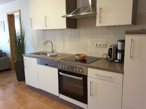 Køleskab, ovn, opvaskemaskine, højstol