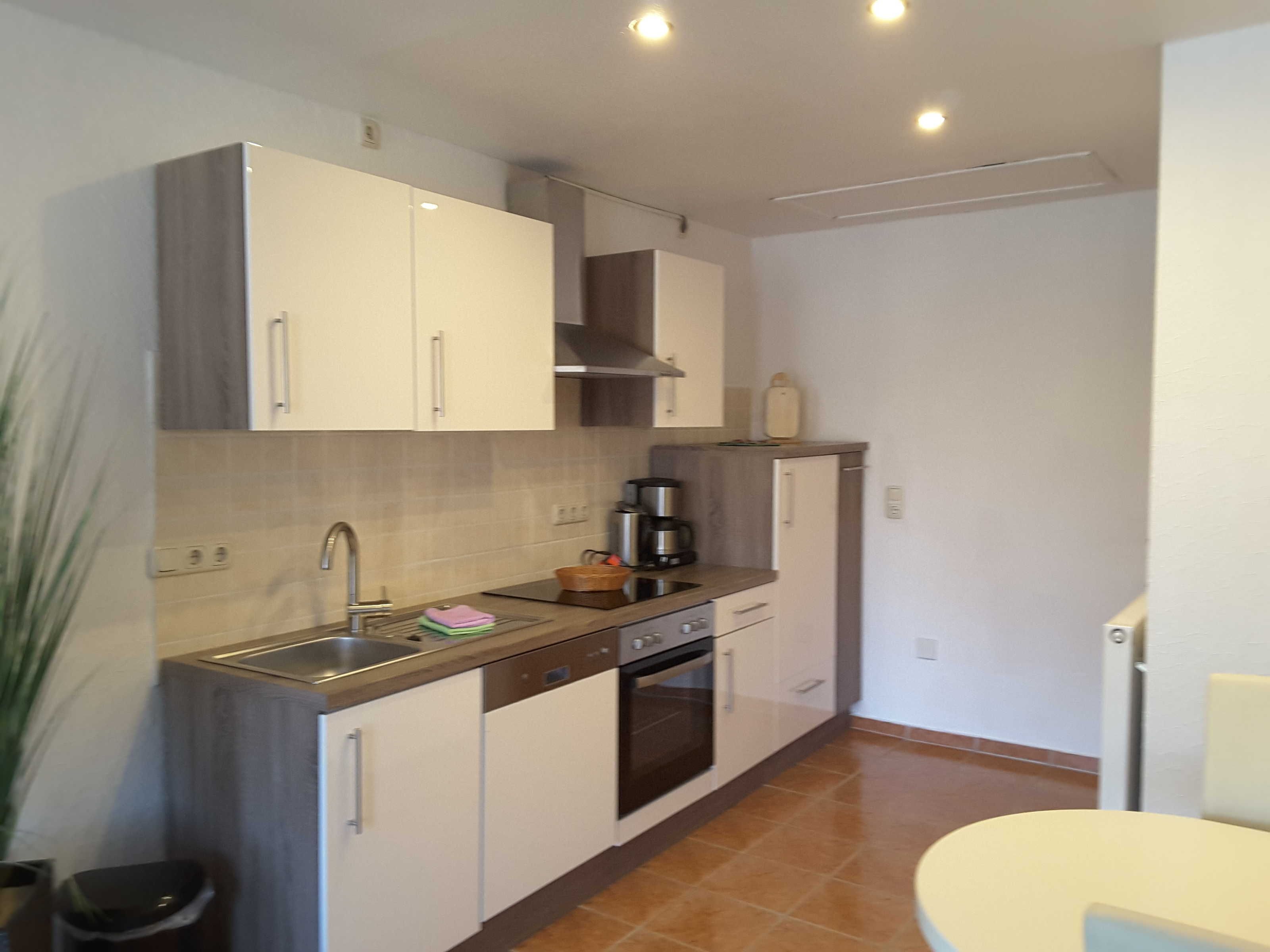 Frigorifero, forno, lavastoviglie, seggiolone