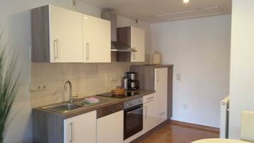 Frigorifero, forno, lavastoviglie, seggiolone