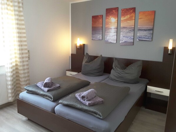 2 habitaciones, cuna de viaje y ropa de cama 