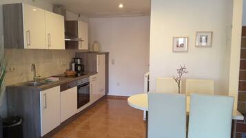 Frigorifero, forno, lavastoviglie, seggiolone