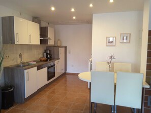 Een koelkast, een oven, een vaatwasser, een kinderstoel