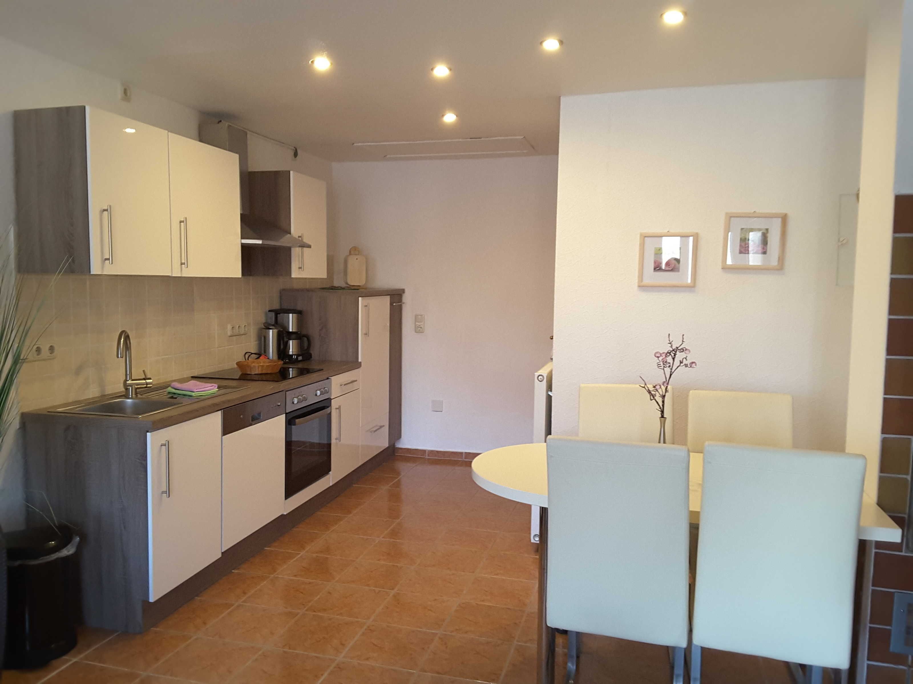 Réfrigérateur, four, lave-vaisselle, chaise haute