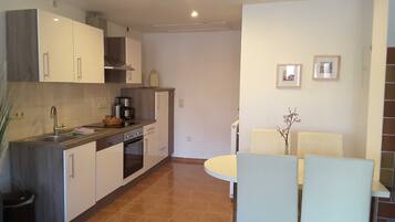 Réfrigérateur, four, lave-vaisselle, chaise haute