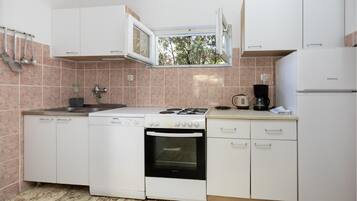 Køleskab, kogeplade, opvaskemaskine, kaffe-/temaskine