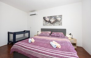 4 室のベッドルーム、旅行用ベビーベッド、WiFi (無料)、ベッドシーツ