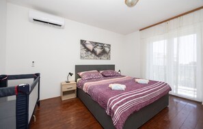 4 bedrooms, travel cot, free WiFi, bed sheets