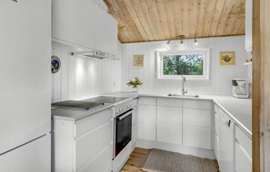 Kjøleskap, kokeplater, oppvaskmaskin og kaffetrakter/tekoker