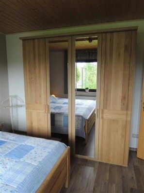 2 Schlafzimmer, Reisekinderbett, WLAN, BettwÀsche