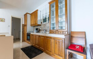 Kühlschrank, Mikrowelle, Herdplatte, Geschirrspüler