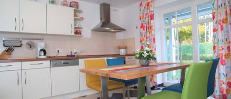 Fridge, oven, dishwasher, coffee/tea maker