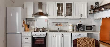 Een koelkast, een kookplaat, een vaatwasser