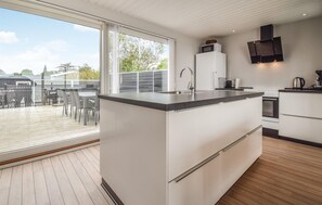 Kühlschrank, Mikrowelle, Herdplatte, Geschirrspüler