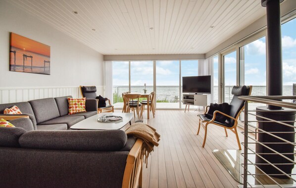 TV, fireplace, table football - Awesome home in Nyborg with WiFi (Nyborg)