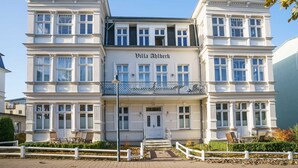 A two-story building with a balcony, a central entrance, and a sign that reads 'Villa Ahlbeck.' - Apartment Perlmuschel (A) - Villa Ahlbeck House 2 (Heringsdorf)