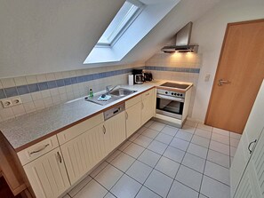 Kühlschrank, Mikrowelle, Ofen, Geschirrspüler