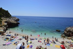 Beach nearby - Studio by the sea with air conditioning (Pula)