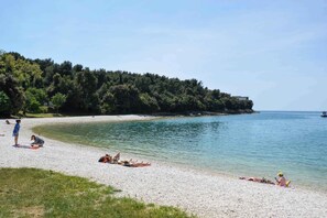 Beach nearby - Studio by the sea with air conditioning (Pula)