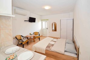 1 bedroom, WiFi - Studio by the sea with air conditioning (Pula)