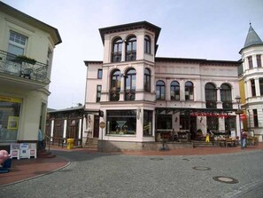 A historic building with a central tower, large windows, and a ground-level entrance. - Baltic Sea view - House Lucie (Heringsdorf)