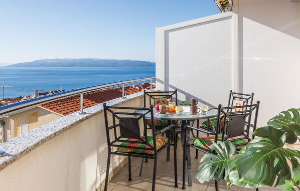 Outdoor dining - Amazing apartment in Makarska with WiFi (Makarska)