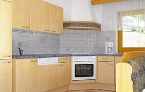 Refrigerador, parrilla de estufa, lavavajillas y cafetera y tetera 