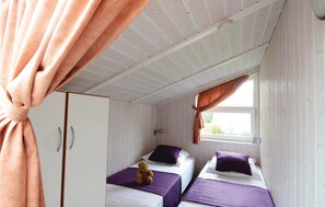 4 bedrooms, travel crib, free WiFi, bed sheets