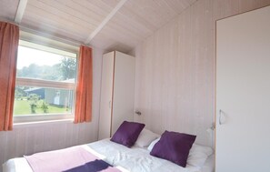 4 bedrooms, travel cot, free WiFi, bed sheets