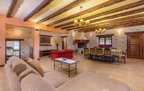 Fernseher, Kamin, DVD-Player, Tischfußball