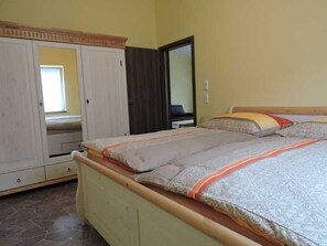 2 bedrooms, travel crib, bed sheets
